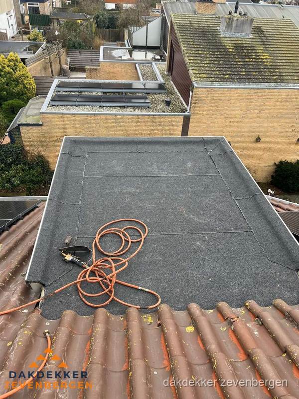 Reparatie aansluiting plat dak en schuin dak in Zevenbergen Reparatie aansluiting plat dak en schuin dak in Zevenbergen