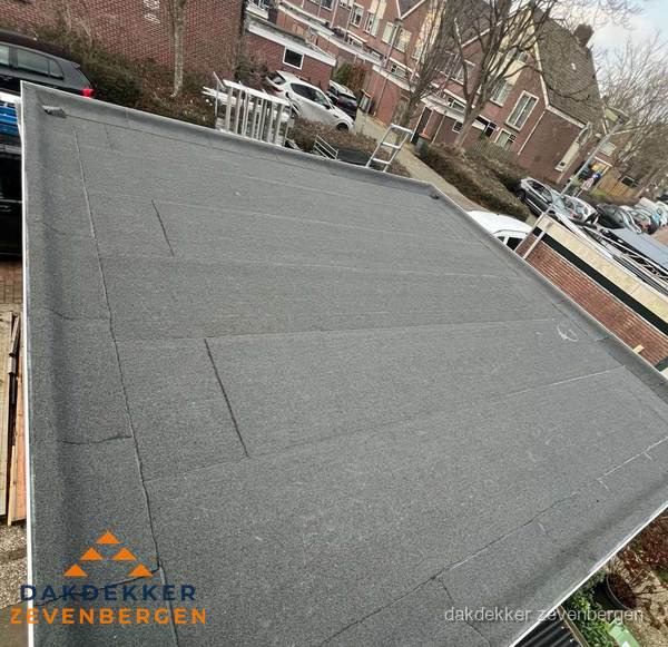 Nieuwe bitumen dakbedekking op plat dak van garage in Zevenbergen