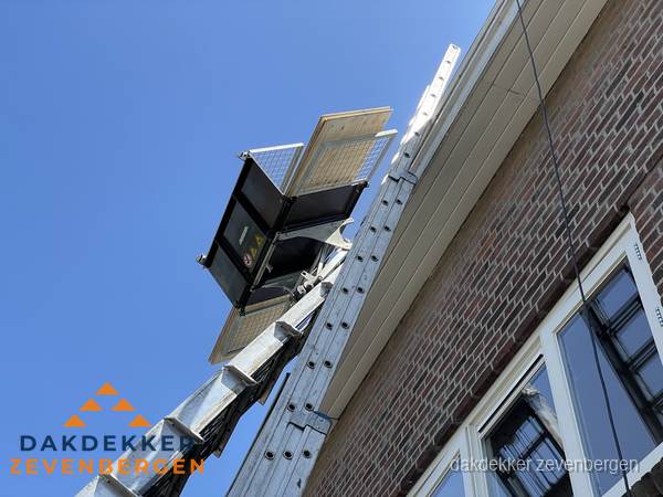 Dakgoot vervangen met dakdekkerslift in Zevenbergen Dakgoot vervangen met dakdekkerslift in Zevenbergen
