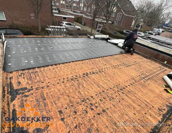 Dakdekker legt onderlaag op plat dak met houten constructie in Zevenbergen Dakdekker legt onderlaag op plat dak met houten constructie in Zevenbergen