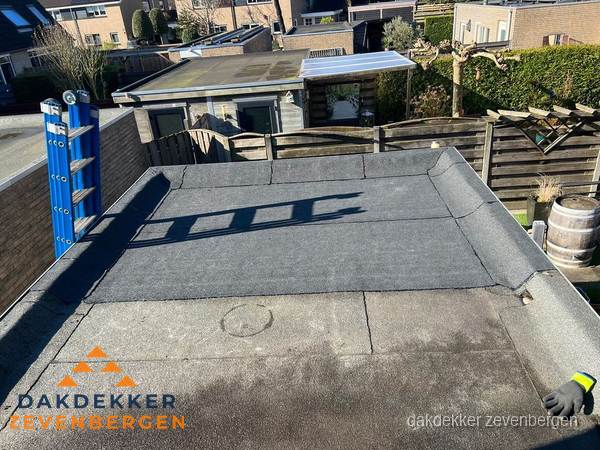Dakdekker bij bitumen plat dak renovatie in Zevenbergen Dakdekker bij bitumen plat dak renovatie in Zevenbergen