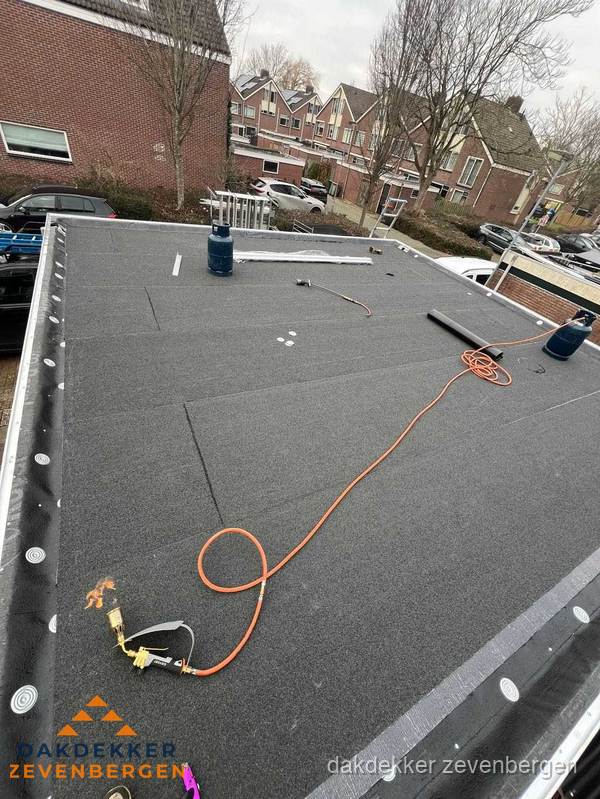 Afgewerkte dakrenovatie met bitumen op plat dak in Zevenbergen Afgewerkte dakrenovatie met bitumen op plat dak in Zevenbergen