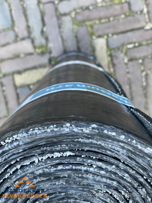 Rol bitumen dakleer met leislag voor plat dak in Zevenbergen