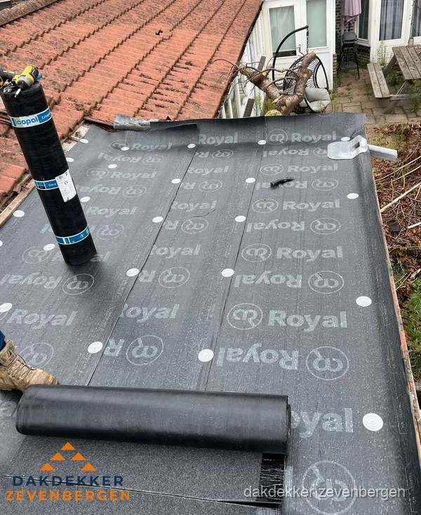 Bitumen dakbedekking leggen op plat dak aanbouw in Zevenbergen Bitumen dakbedekking leggen op plat dak aanbouw in Zevenbergen