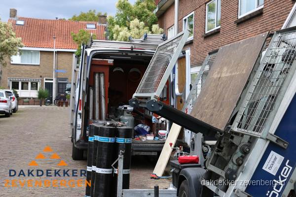 Dakdekkersbusje met materiaal en ladderlift voor dakpannen vervangen in Zevenbergen