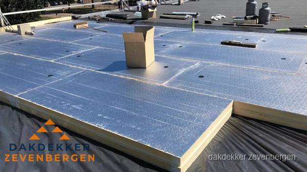 PIR isolatieplaten worden gelegd op plat dak voor dakisolatie in Zevenbergen PIR isolatieplaten worden gelegd op plat dak voor dakisolatie in Zevenbergen