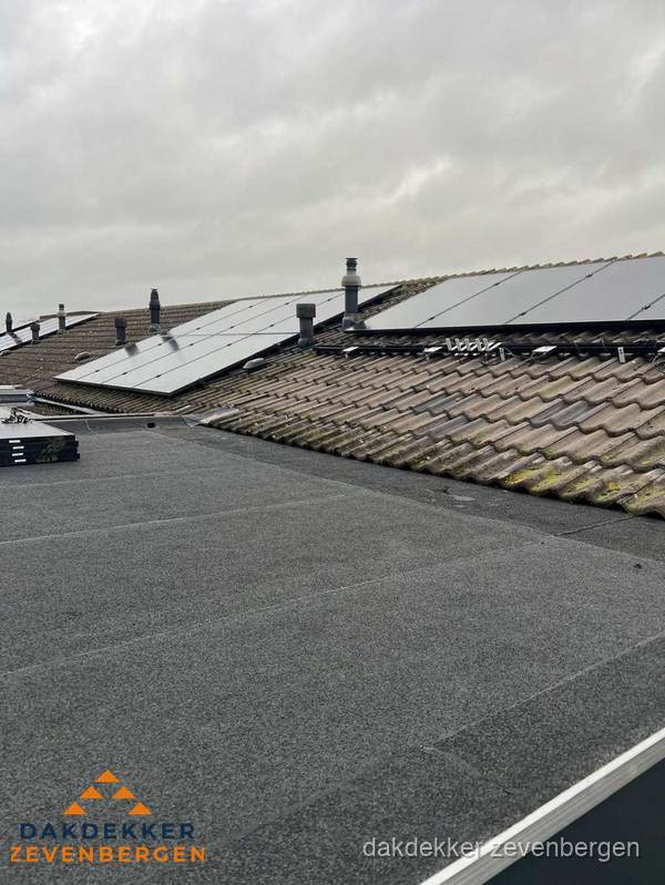 Bitumen dakbedekking op plat dak met aansluitend pannendak en zonnepanelen in Zevenbergen Bitumen dakbedekking op plat dak met aansluitend pannendak en zonnepanelen in Zevenbergen