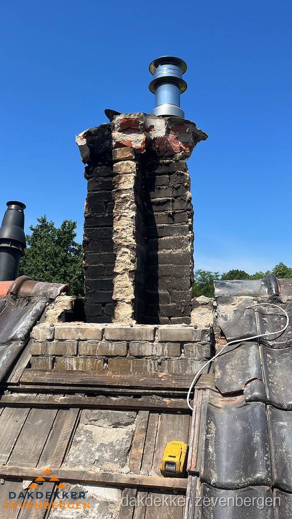 Beschadigde schoorsteen met nieuwe rookgasafvoer op oud dak in Zevenbergen Beschadigde schoorsteen met nieuwe rookgasafvoer op oud dak in Zevenbergen