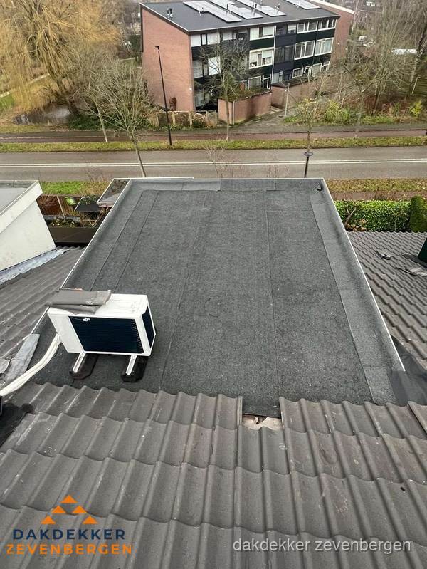 Plat dak inspectie met bitumen bedekking naast schuin pannendak in Zevenbergen Plat dak inspectie met bitumen bedekking naast schuin pannendak in Zevenbergen