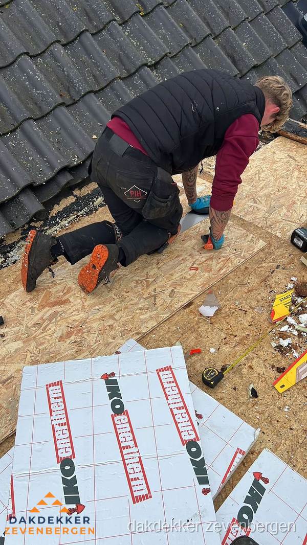 Dakdekker plaatst PIR-isolatieplaten op plat dak in Zevenbergen Dakdekker plaatst PIR-isolatieplaten op plat dak in Zevenbergen