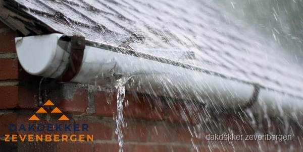 Lekkende dakgoot tijdens regenval in Zevenbergen Lekkende dakgoot tijdens regenval in Zevenbergen