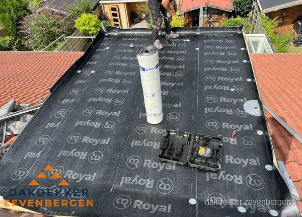 Dakrenovatie met Royal onderdak op plat dak in Zevenbergen Dakrenovatie met Royal onderdak op plat dak in Zevenbergen