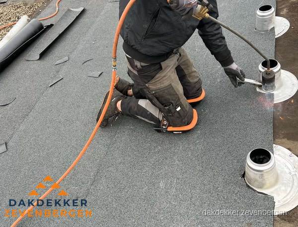 Dakdekker repareert bitumen dakleer bij dakdoorvoer in Zevenbergen Dakdekker repareert bitumen dakleer bij dakdoorvoer in Zevenbergen