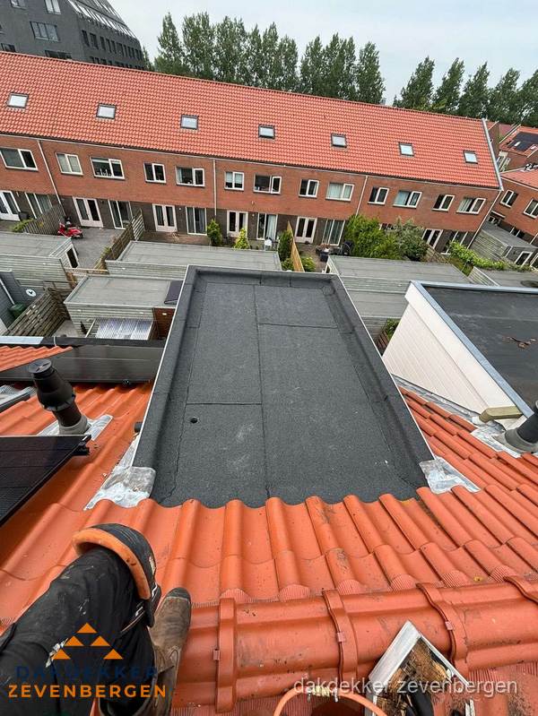 Bitumen dak reparatie op plat dak tussen dakpannen in Zevenbergen
