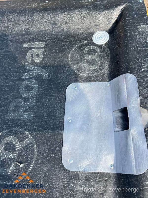 Dakdoorvoer met metalen afvoerplaat op bitumen dak in Zevenbergen Dakdoorvoer met metalen afvoerplaat op bitumen dak in Zevenbergen