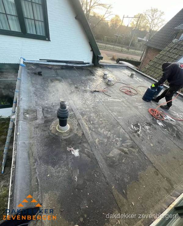 Dakdekker verhelpt daklekkage op plat dak in Zevenbergen Dakdekker verhelpt daklekkage op plat dak in Zevenbergen