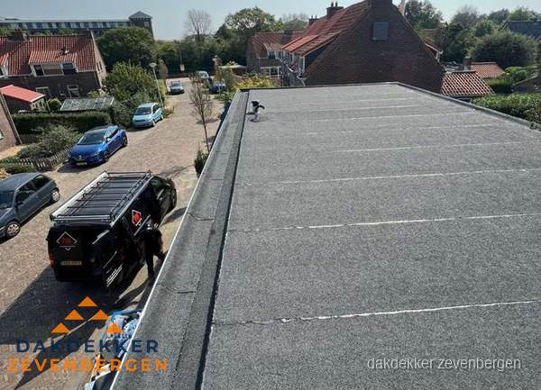 Nieuw bitumen plat dak met uitzicht over woonwijk in Zevenbergen Nieuw bitumen plat dak met uitzicht over woonwijk in Zevenbergen