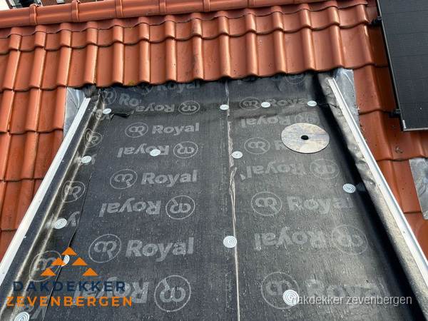 Nieuw dak met dakpannen en Royal onderlaag bij woning in Zevenbergen Nieuw dak met dakpannen en Royal onderlaag bij woning in Zevenbergen