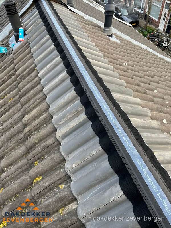 Nokvorst met Monier ventilatie op schuin pannendak in Zevenbergen Nokvorst met Monier ventilatie op schuin pannendak in Zevenbergen