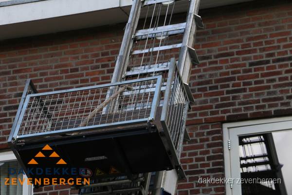 Ladderlift met dakpannen voor dakpan reparatie in Zevenbergen Ladderlift met dakpannen voor dakpan reparatie in Zevenbergen
