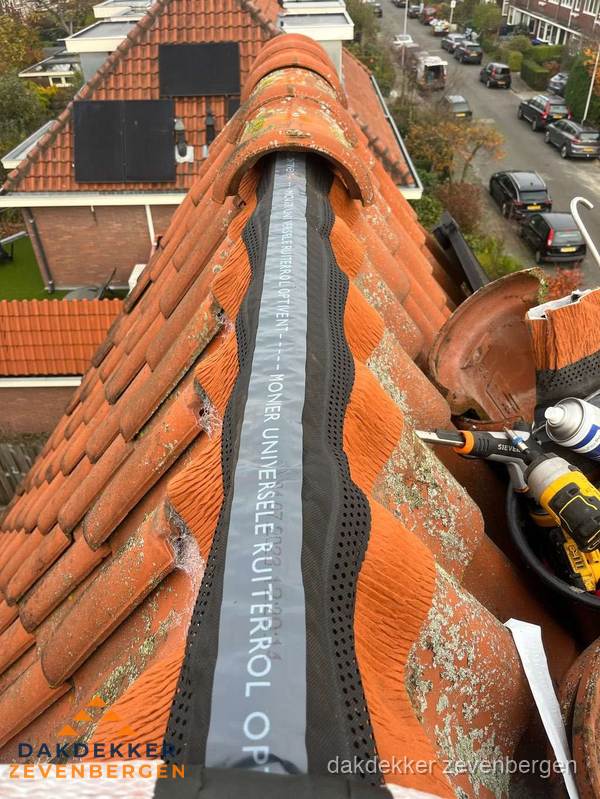 Dakdekker vervangt nokvorst met ruiterrol op pannendak in Zevenbergen Dakdekker vervangt nokvorst met ruiterrol op pannendak in Zevenbergen