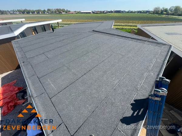 Nieuw bitumen plat dak met uitzicht over landschap in Zevenbergen Nieuw bitumen plat dak met uitzicht over landschap in Zevenbergen