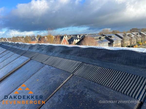 Dakisolatie bij de nok met ventilatieprofiel op schuin dak in Zevenbergen Dakisolatie bij de nok met ventilatieprofiel op schuin dak in Zevenbergen