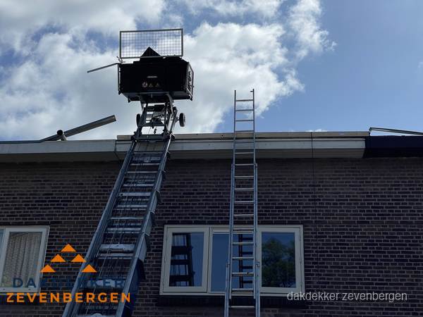 Ladderlift en ladder bij woning voor dakinspectie in Zevenbergen Ladderlift en ladder bij woning voor dakinspectie in Zevenbergen