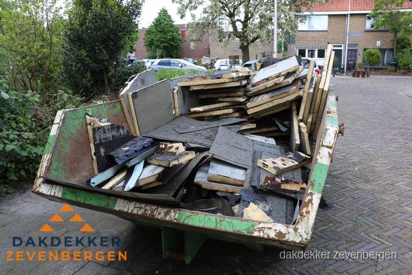Puincontainer met oud dakmateriaal na dakrenovatie in Zevenbergen Puincontainer met oud dakmateriaal na dakrenovatie in Zevenbergen