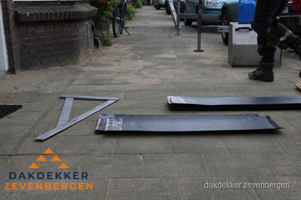 Dakbedekkingsmateriaal en zinkwerk klaargelegd voor reparatie in Zevenbergen Dakbedekkingsmateriaal en zinkwerk klaargelegd voor reparatie in Zevenbergen
