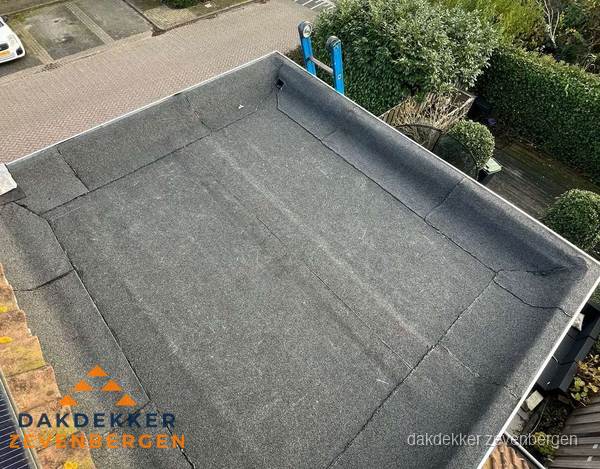 Gerenoveerd plat dak met nieuwe bitumen dakbedekking in Zevenbergen Gerenoveerd plat dak met nieuwe bitumen dakbedekking in Zevenbergen