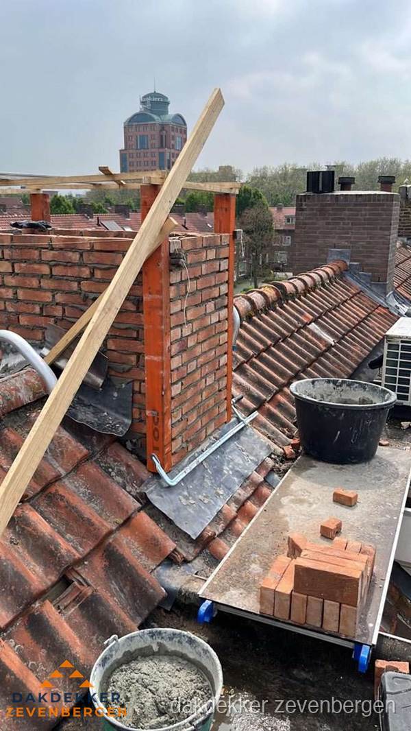 Schoorsteen renovatie met metselwerk op schuin dak in Zevenbergen Schoorsteen renovatie met metselwerk op schuin dak in Zevenbergen