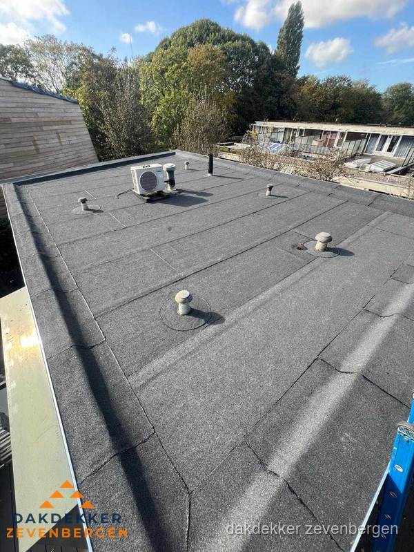 Kosten dakdekker: afgewerkt plat bedrijfsdak met bitumen in Zevenbergen Kosten dakdekker: afgewerkt plat bedrijfsdak met bitumen in Zevenbergen