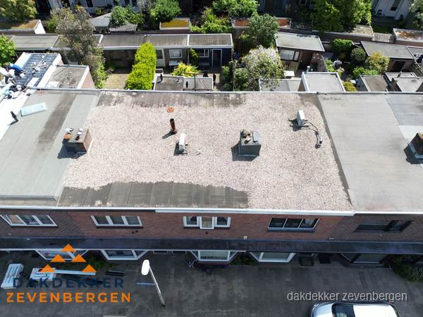 Plat dak met grindballast en dakdoorvoeren in Zevenbergen Plat dak met grindballast en dakdoorvoeren in Zevenbergen