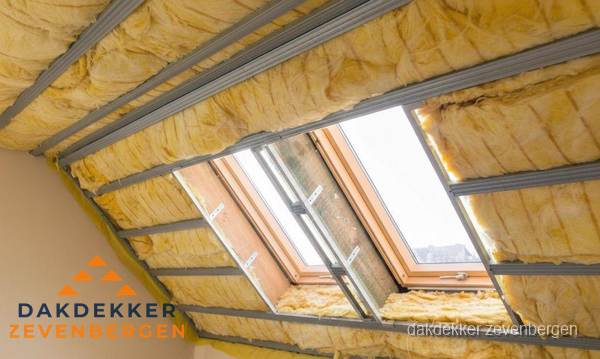 Schuin dak isoleren met glaswol bij dakraam in Zevenbergen Schuin dak isoleren met glaswol bij dakraam in Zevenbergen