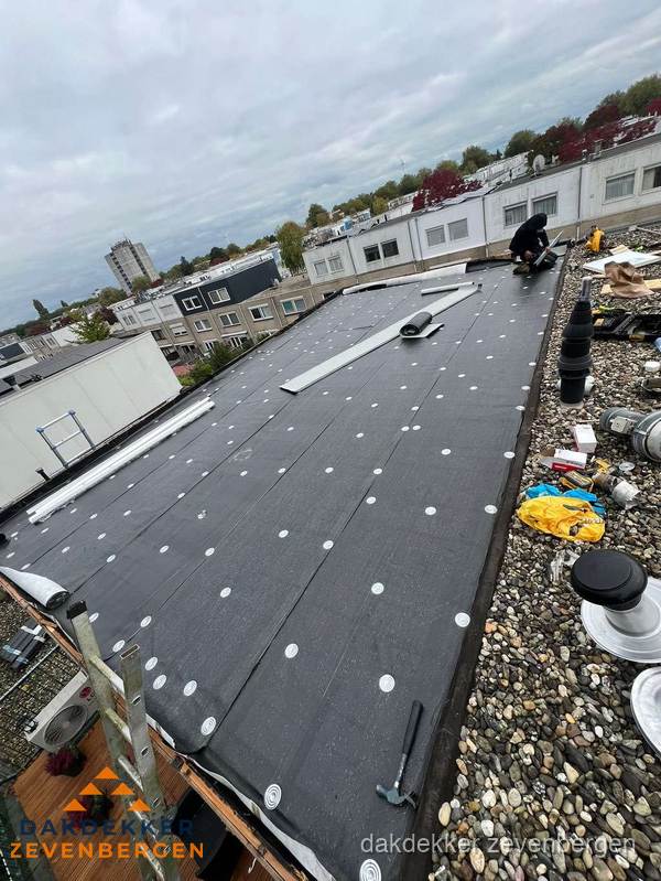 Dakleer vervangen op groot plat dak door dakdekker in Zevenbergen Dakleer vervangen op groot plat dak door dakdekker in Zevenbergen