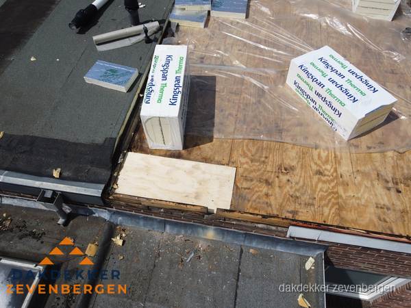 Plat dak isolatie met Kingspan isolatieplaten tijdens renovatie in Zevenbergen Plat dak isolatie met Kingspan isolatieplaten tijdens renovatie in Zevenbergen