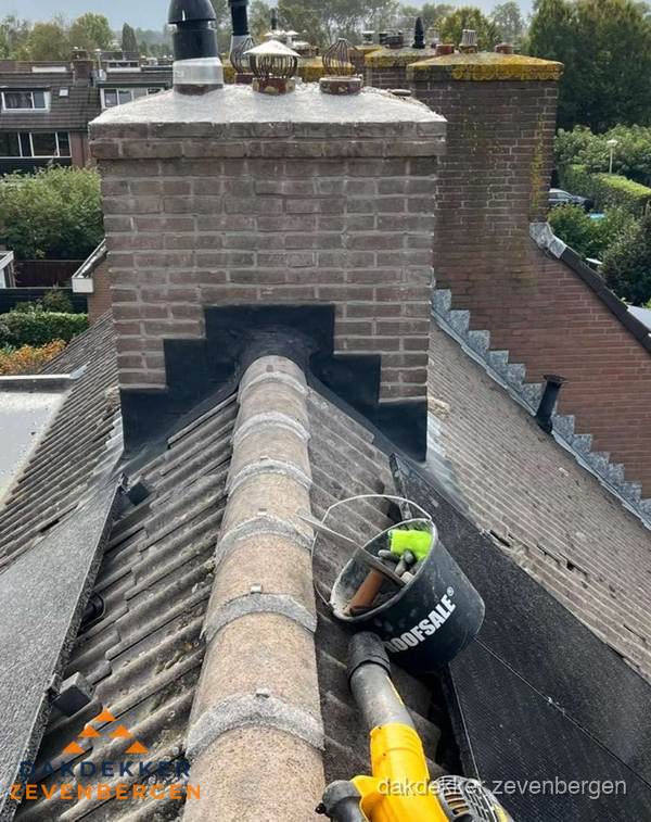 Schoorsteen met loodaansluiting en nokvorst op pannendak in Zevenbergen Schoorsteen met loodaansluiting en nokvorst op pannendak in Zevenbergen