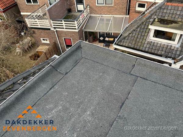 Overzicht plat dak met dakgoot in woonwijk Zevenbergen Overzicht plat dak met dakgoot in woonwijk Zevenbergen