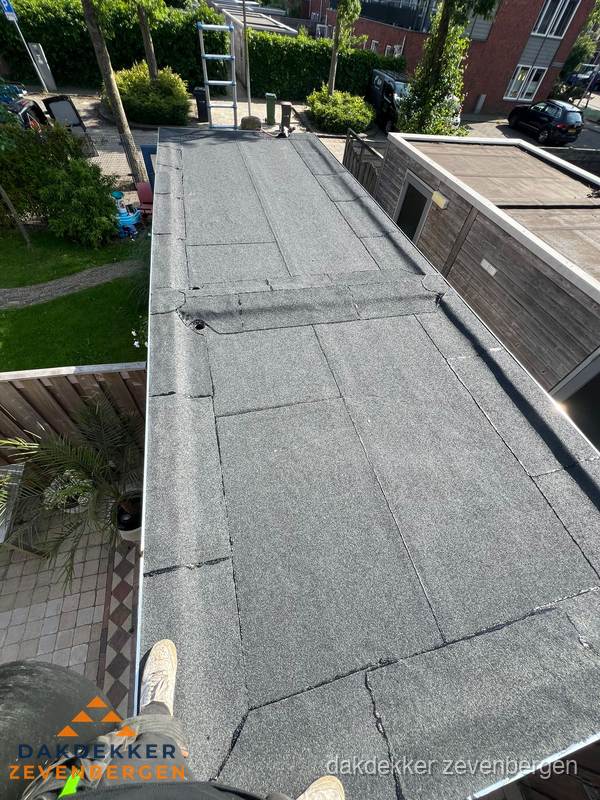 Bitumen plat dak rijtjeswoning vanuit dakdekker perspectief in Zevenbergen Bitumen plat dak rijtjeswoning vanuit dakdekker perspectief in Zevenbergen