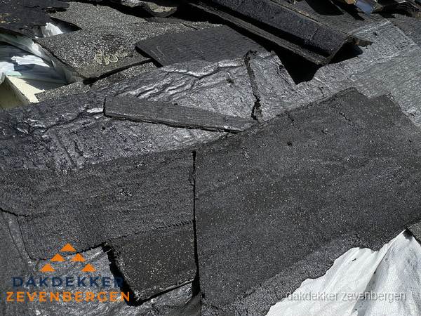 Verwijderd oud bitumen dakleer klaar voor vervanging in Zevenbergen Verwijderd oud bitumen dakleer klaar voor vervanging in Zevenbergen