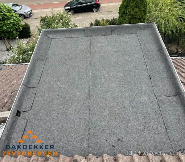 Nieuw aangebrachte bitumen dakbedekking op plat dak in Zevenbergen Nieuw aangebrachte bitumen dakbedekking op plat dak in Zevenbergen