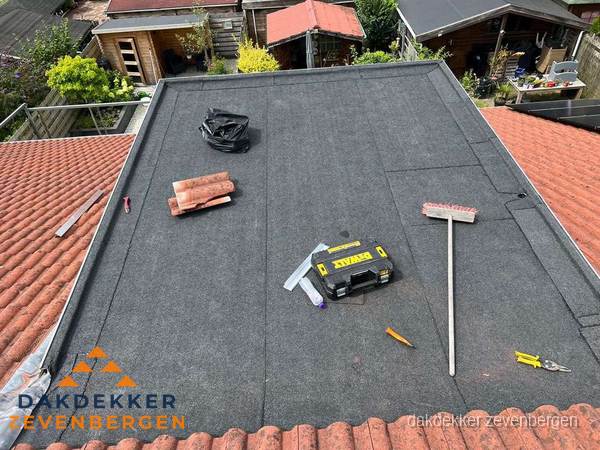 Gereedschap op nieuw plat dak na renovatie in Zevenbergen