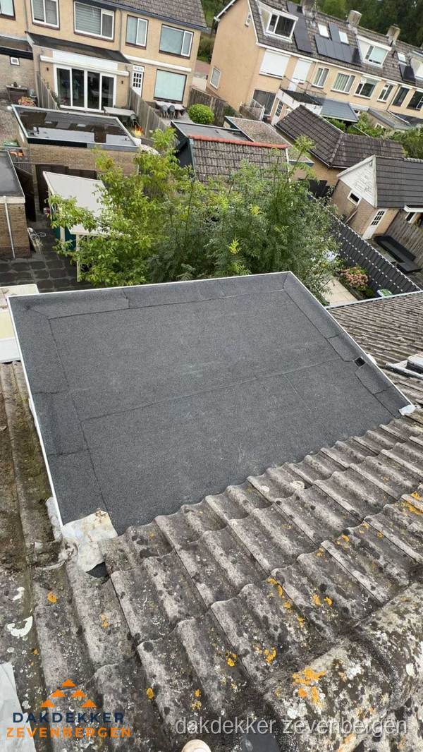 Plat dak aanbouw met bitumen dakbedekking in woonwijk Zevenbergen Plat dak aanbouw met bitumen dakbedekking in woonwijk Zevenbergen