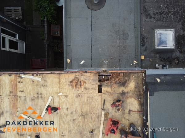 Dakschade en renovatie plat dak vanuit de lucht in Zevenbergen Dakschade en renovatie plat dak vanuit de lucht in Zevenbergen