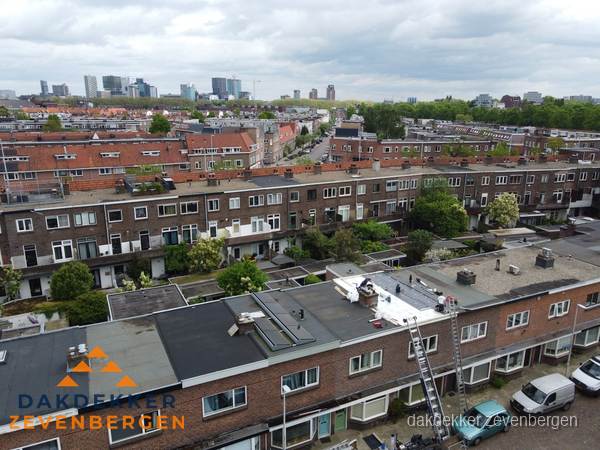 Spoed dakdekker aan het werk op plat dak in woonwijk Zevenbergen Spoed dakdekker aan het werk op plat dak in woonwijk Zevenbergen