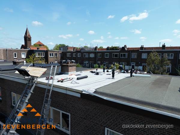 Dakdekkers aan het werk op plat dak in Zevenbergen Dakdekkers aan het werk op plat dak in Zevenbergen