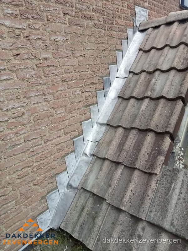 Loodslabben langs dakaansluiting bij bakstenen muur in Zevenbergen Loodslabben langs dakaansluiting bij bakstenen muur in Zevenbergen