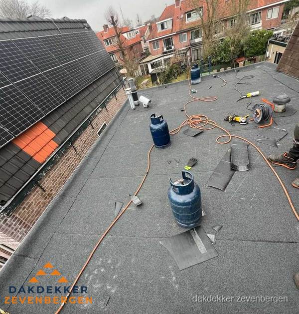 Daklekkage repareren met brandgereedschap op plat dak in Zevenbergen Daklekkage repareren met brandgereedschap op plat dak in Zevenbergen