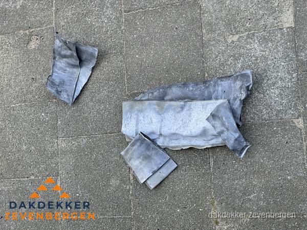 Oude verwijderde loodslabben na vervanging in Zevenbergen Oude verwijderde loodslabben na vervanging in Zevenbergen